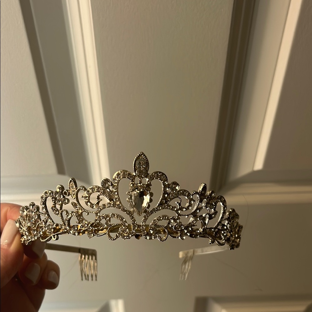 Ornate Hair Accessory with Intricate Design tiara